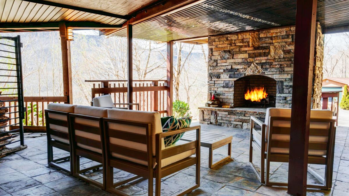 Falling Waters Lodge - Burnsville - Terrace & Stone Fireplace