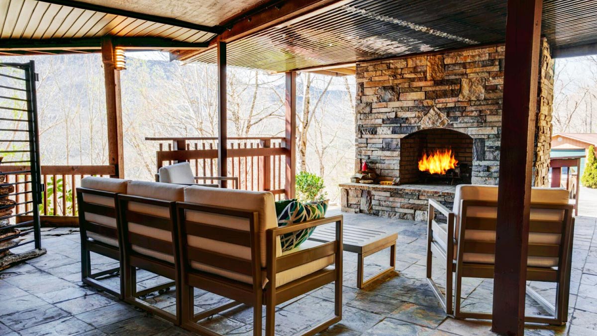 Falling Waters Lodge - Burnsville - Terrace & Stone Fireplace